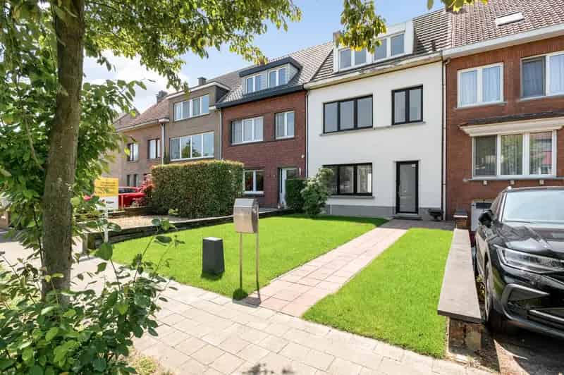 Huis te Koop Winkelstap: Instapklare Gezinswoning met Tuin