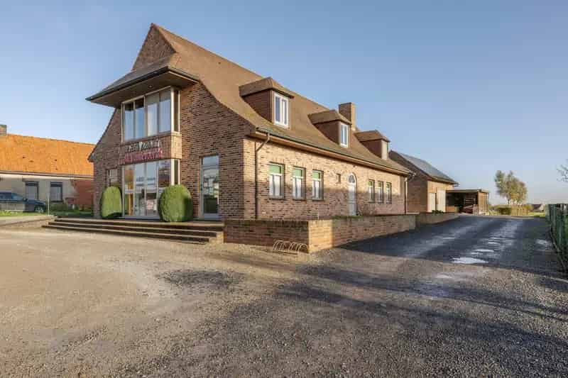 Alleenstaande Woning Met Handelsruimte Tielt