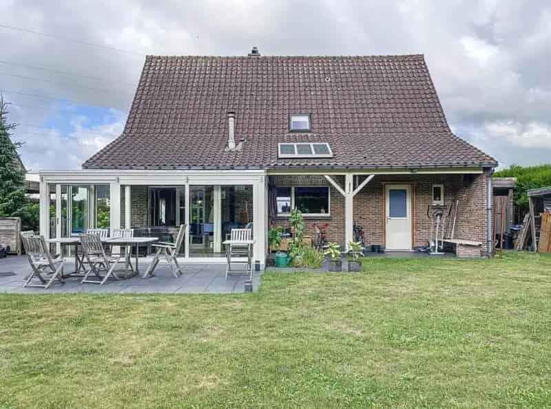 Huis te huur 3 slaapkamers villa 636m2 carport zonnepanelen airco