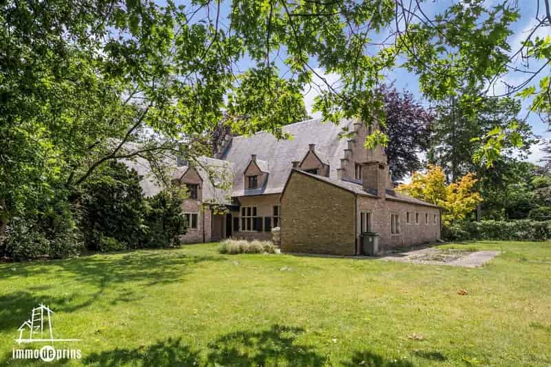 Ruime Villa in Residentiële Wijk