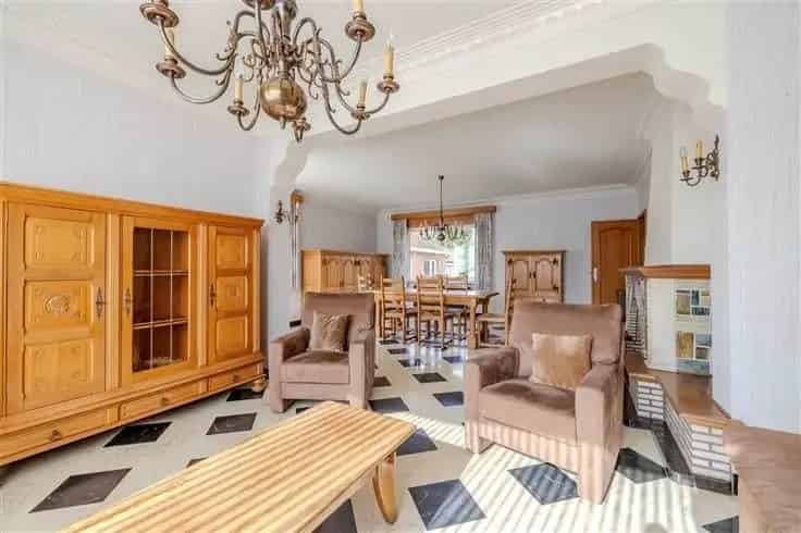 Huis Te Koop Te renoveren woning met potentieel