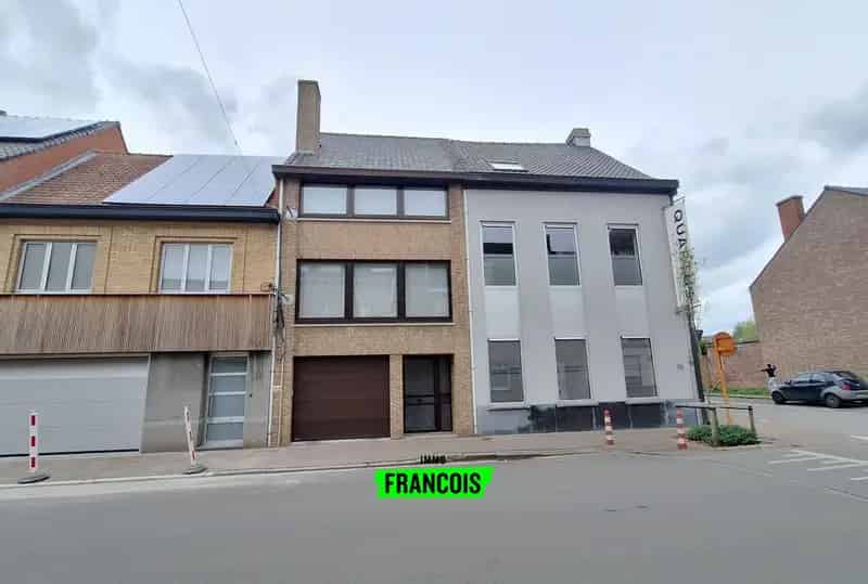 Praktische woning Poperinge: Zonnig terras, dubbele garage, 2 slaapkamers