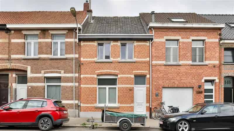 Te renoveren starterswoning 2 slaapkamers Edegem centrum