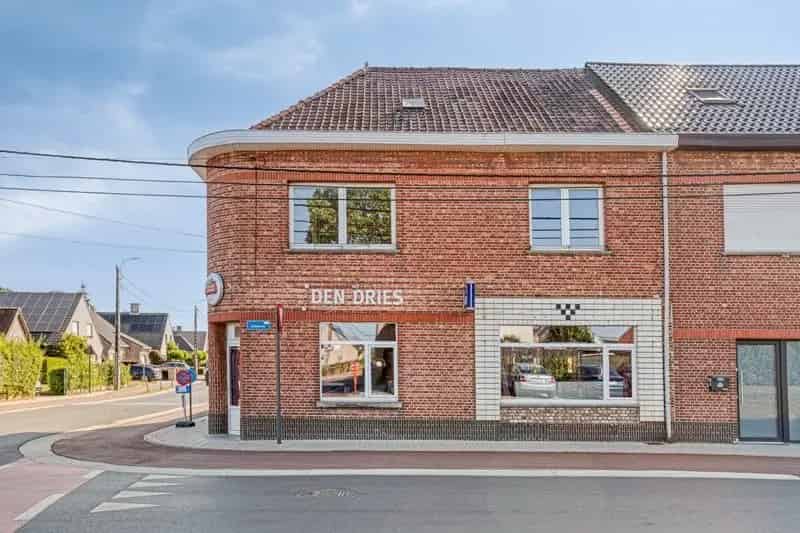 Café met bovengelegen appartement