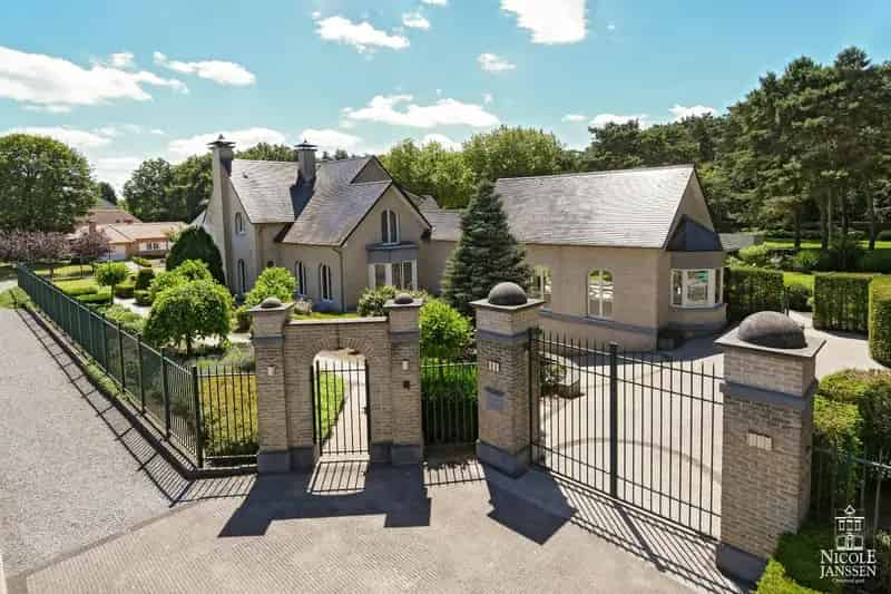 Exclusieve Villa met Ruime Tuin in Residentiële Buurt