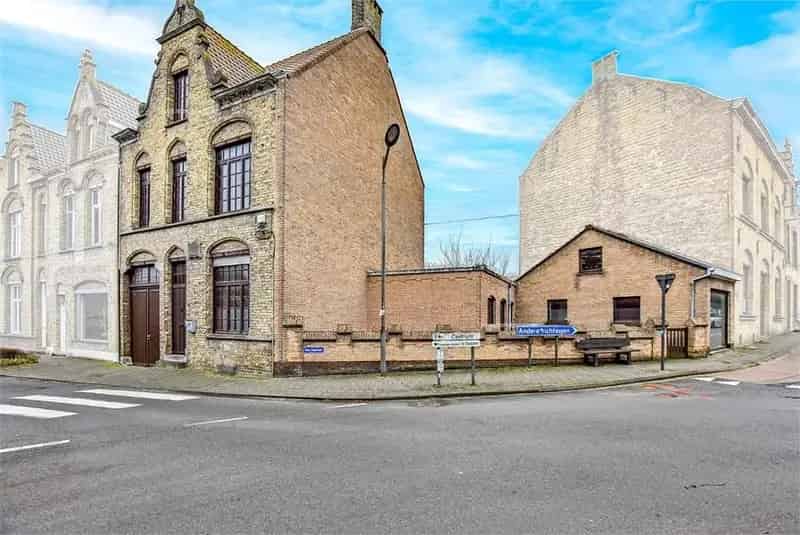 Te renoveren woning met 9 slaapkamers te Veurne