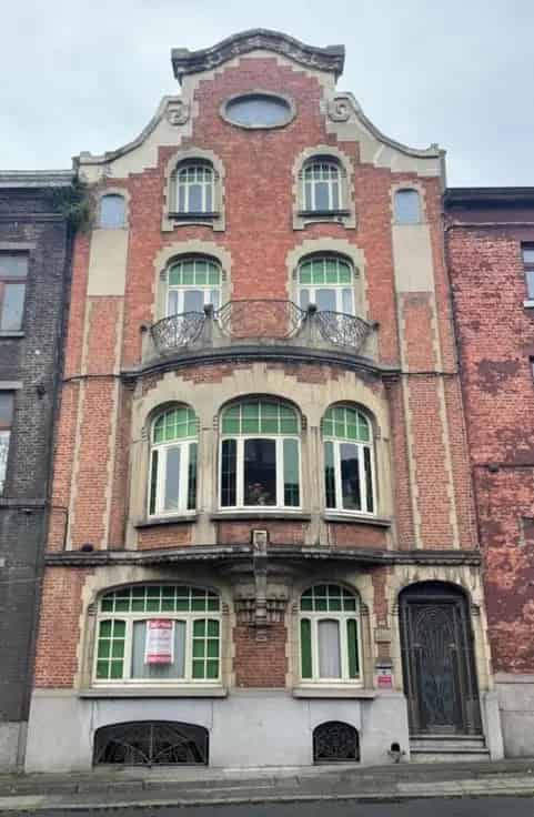Huis Te Koop: Horta Stijl Woning Nabij Winkels En Universiteiten