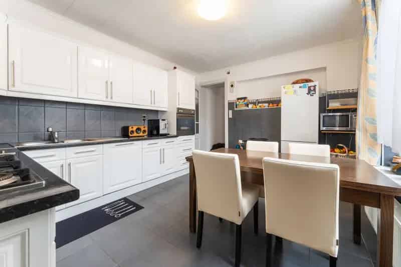 Vernieuwde Woning te Roeselare met Tuin en Garage