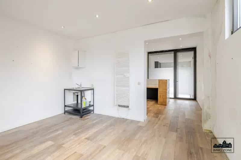 Handelspand met Duplexappartement Hemiksem Centrum