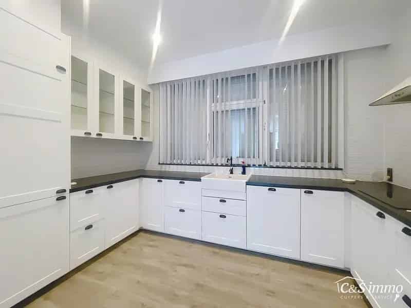Ruim gelijkvloers appartement met tuin en parking te huur