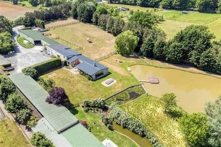 Huis Te Koop Putte: Ruime Eigendom met Meerdere Woonunits en Magazijnen