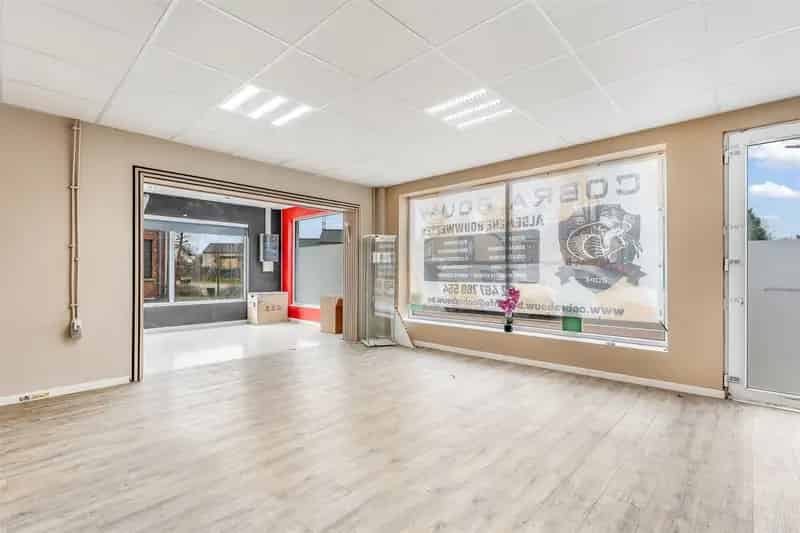 Handelshuis met ruim handelspand en 2 wooneenheden te Koersel