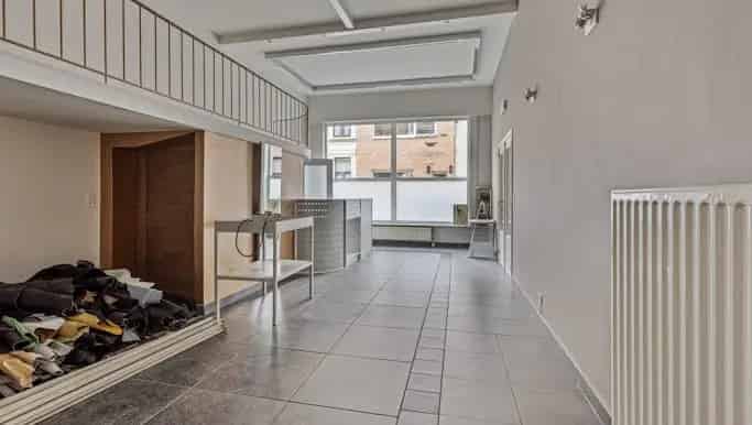 Huis met magazijn te koop in Deurne