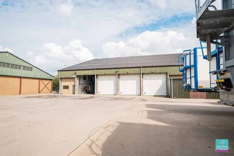 Loods - Opslagruimte op 1 ha 27 are 10 ca - 2300 m²