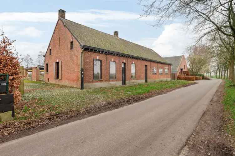 Uniek gelegen te renoveren boerderij op een prachtig perceel van 4.945m²