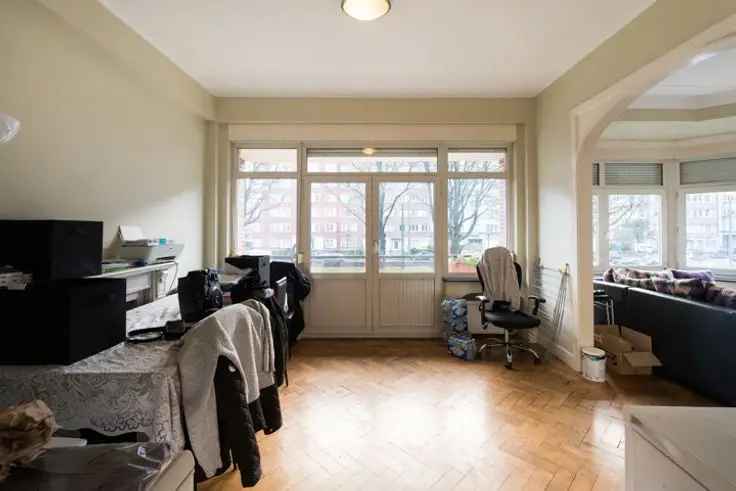 Te koop licht appartement met 2 slaapkamers in Etterbeek