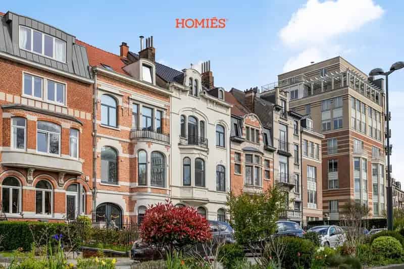 Herenhuis met Diverse Mogelijkheden Strategische Locatie