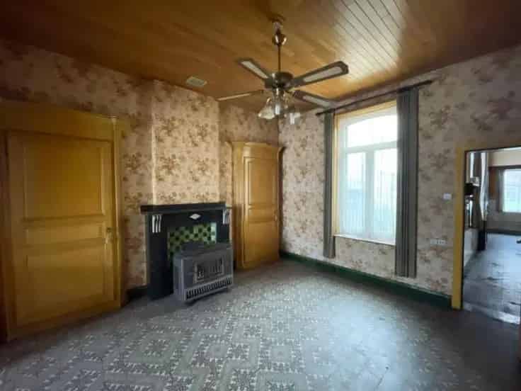 Huis Te Koop: Ruime gezinswoning met ateliers en garage