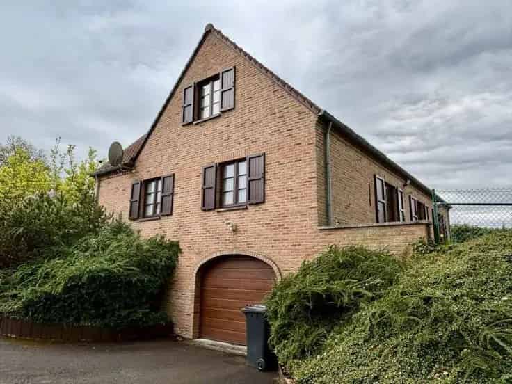 Huis Te Koop: Gezinswoning met Garage en Tuin