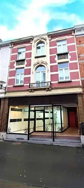Handelspand met Appartement te Auvelais