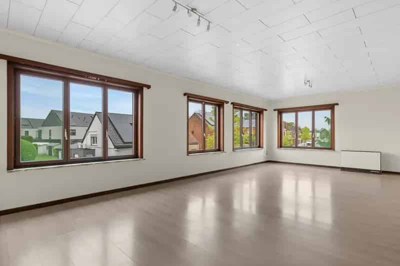Ruim appartement te renoveren 3 slaapkamers grote zolder