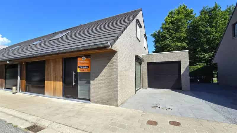 Recent gebouwde woning met 2 garages te koop