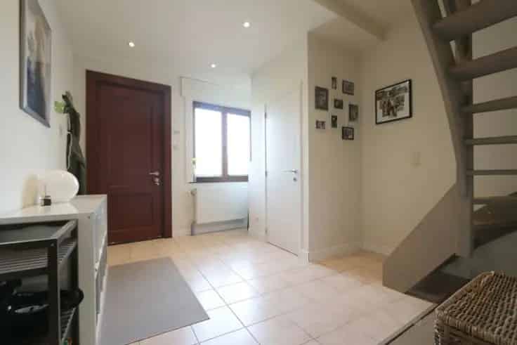 Huis Te Koop: Instapklare woning met tuin, garage en uniek uitzicht