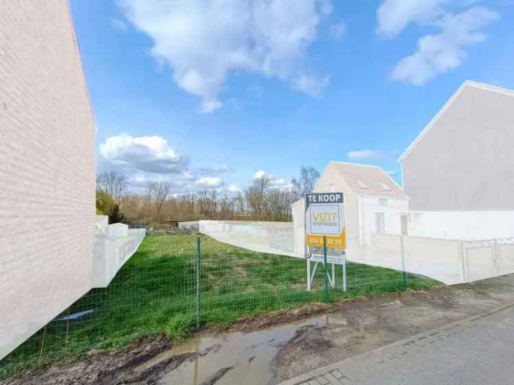 Rustig gelegen bouwgrond voor half-open woning