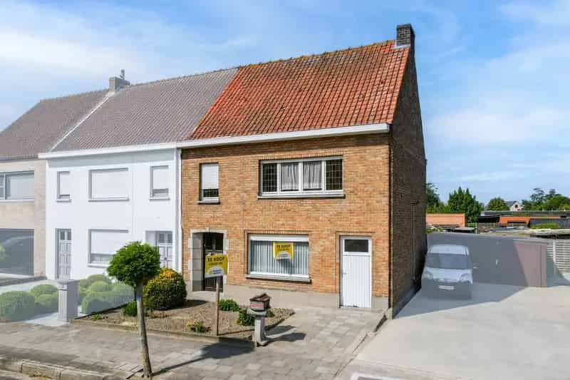 Huis te koop in Eernegem: Ruime woning met 3 slaapkamers en tuin