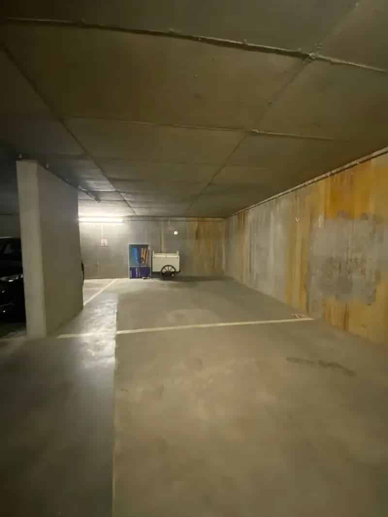 Ruime Autostaanplaats in Ondergrondse Garage