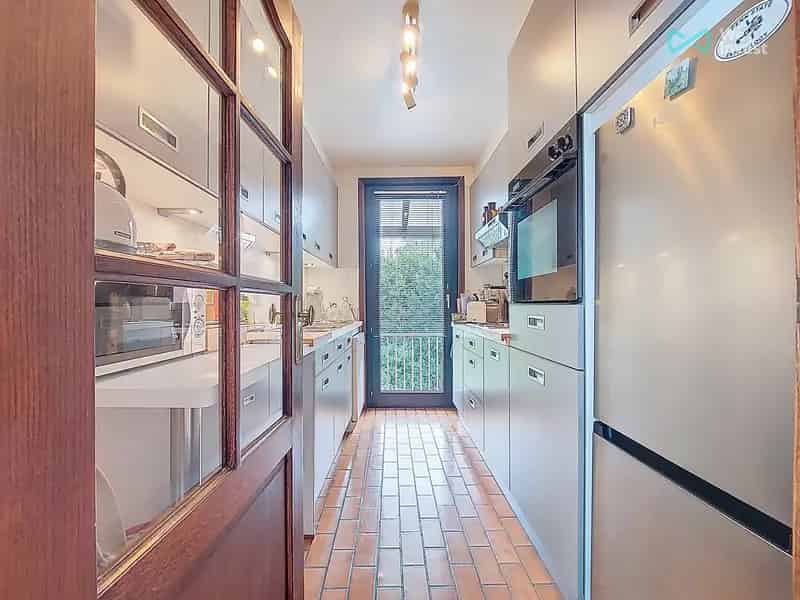 Appartement te Koop: Lichtrijk & Ruim met Terras en Parking