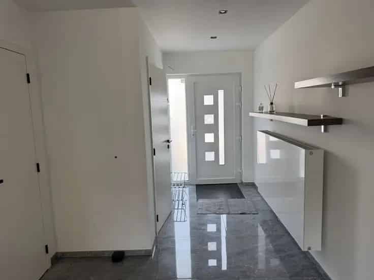 Huis Te Koop: Ruime gezinswoning met jacuzzi en garage