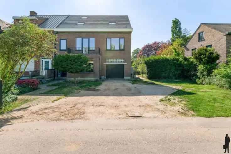 Huis Te Koop Hove: Gerenoveerde woning met parktuin