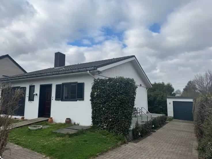 Bungalow Te Koop Nabij Winkels en Transport