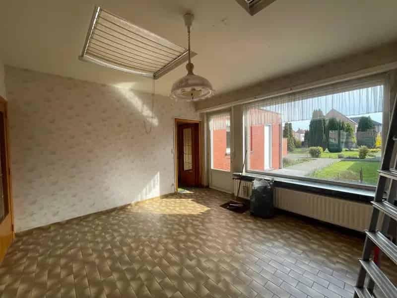 Rijhuis 5 Slaapkamers Nabij Scholen en Winkels