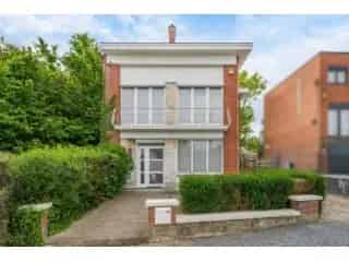 Huis te koop Gilly 2 slaapkamers gerenoveerd 896m2 tuin