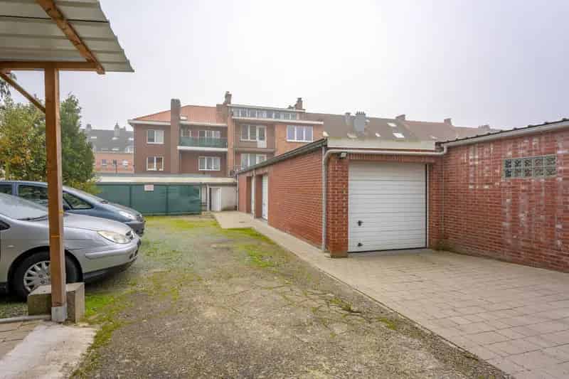Magazijn 3 Garageboxen 1 Berging 5 Parkings te Koop