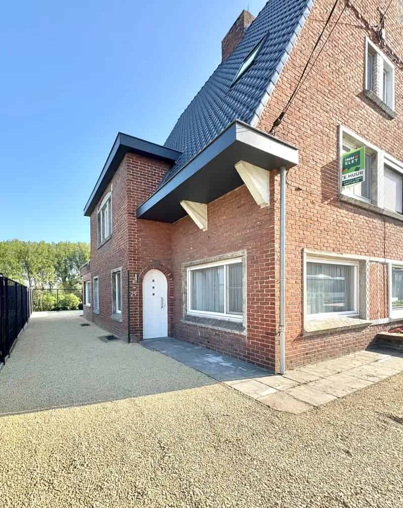 Huis te Huur Oeselgem: Gerenoveerde Woning met Parking
