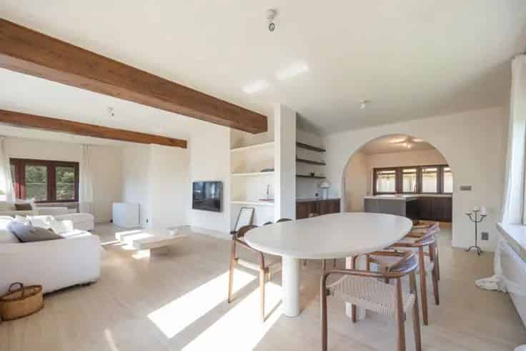Huis Te Koop: Gerenoveerde Woning met Tuin en Garage