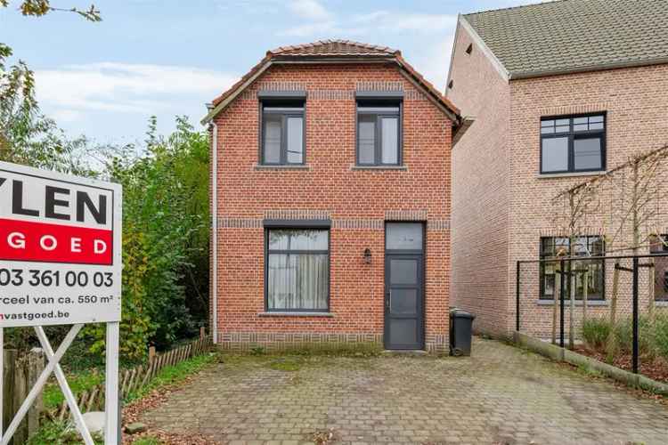 Verder af te werken woning met 2 slaapkamers en ruime tuin te Essen!