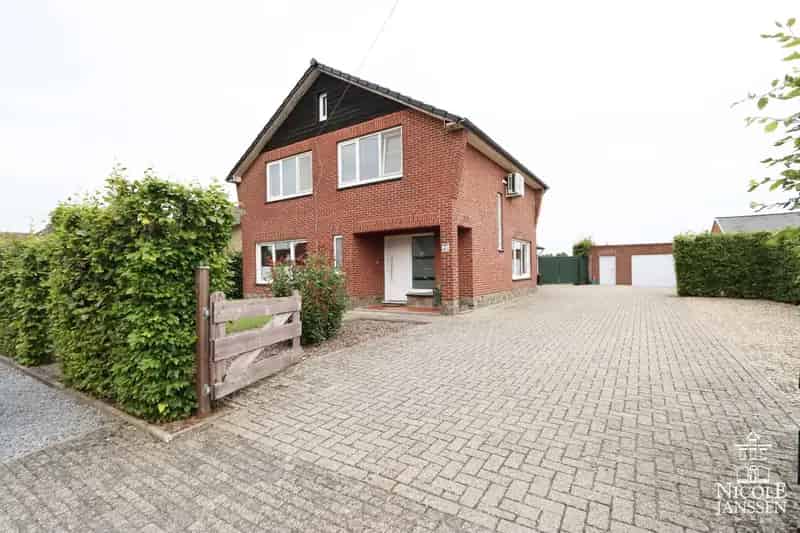 Instapklare gezinswoning met 3 slaapkamers en grote tuin met paardenstallen