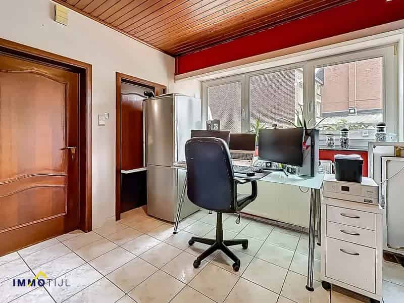 Halfopen gezinswoning met drie slaapkamers in rustige buurt!