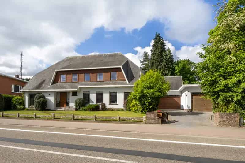 Huis te huur Oostmalle: Ruime gezinswoning met praktijk