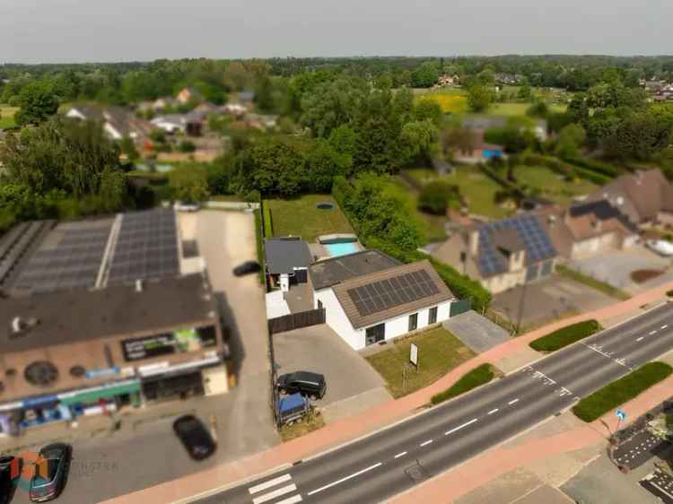 Gelijkvloerse woning met 3 slpkrs, ruime tuin en zwembad
