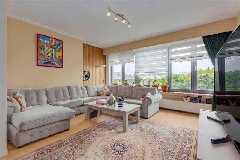 Ruim 3 Slaapkamers Appartement te Koop Merksem