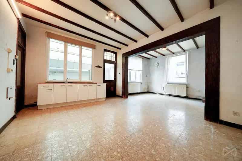 Huis te huur in Jauche met 4 slaapkamers en werkplaats