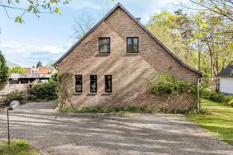 Ruime woning groot perceel residentiële buurt Bret Genk