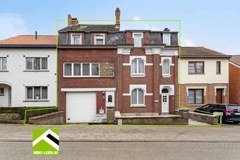 Huis te koop Tongeren-Sluizen: Ruime woning met appartement en werkplaats