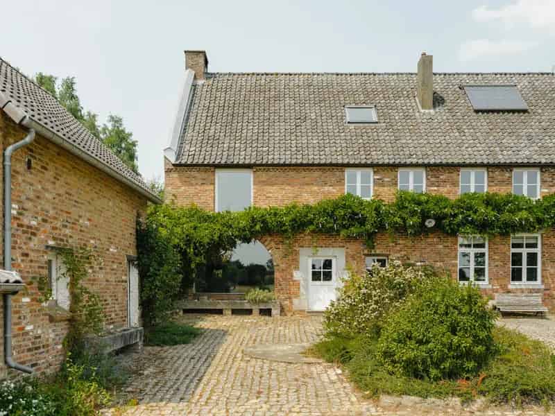 Landelijke woning te Lasne 386m² met 4 slaapkamers en appartement