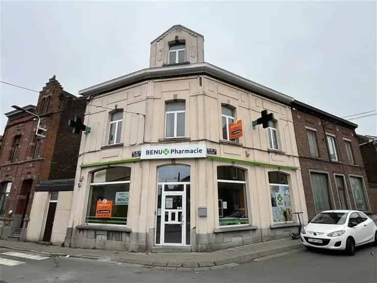 Huis Te Koop: Commercieel Pand met Appartement